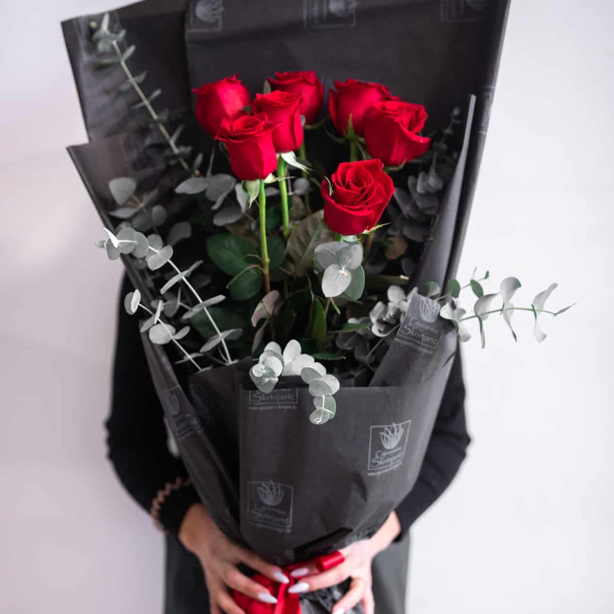 Crvene-ruze-s-eukaliptusom Crvene-ruze-s-eukaliptusom